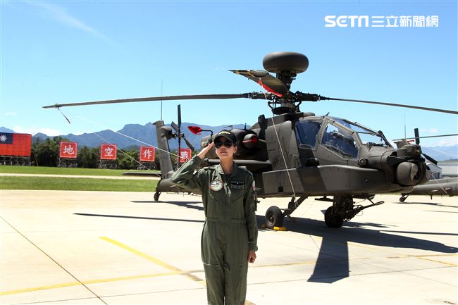 長相甜美陸軍少校楊韻璇是台灣首位、亞洲唯一的阿帕契女性飛行官。（記者邱榮吉/龍潭拍攝）