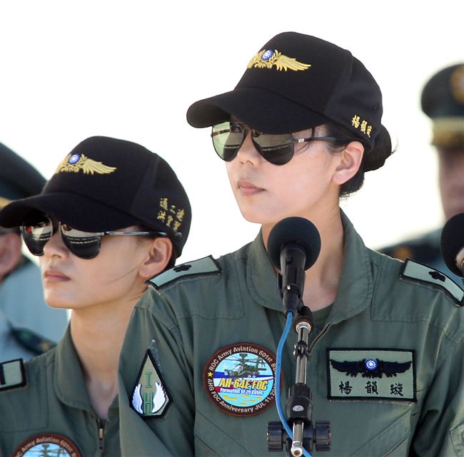 長相甜美陸軍少校楊韻璇是台灣首位、亞洲唯一的阿帕契女性飛行官。（記者邱榮吉/龍潭拍攝）
