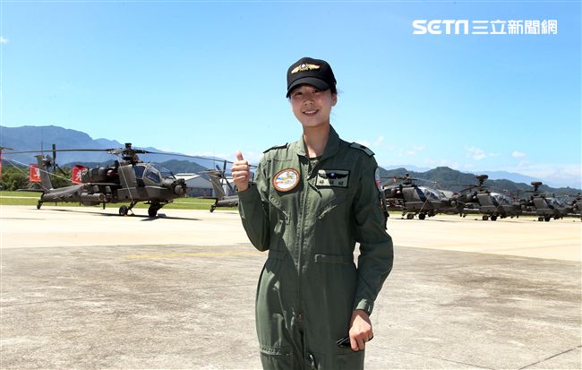 長相甜美陸軍少校楊韻璇是台灣首位、亞洲唯一的阿帕契女性飛行官。（記者邱榮吉/龍潭拍攝）