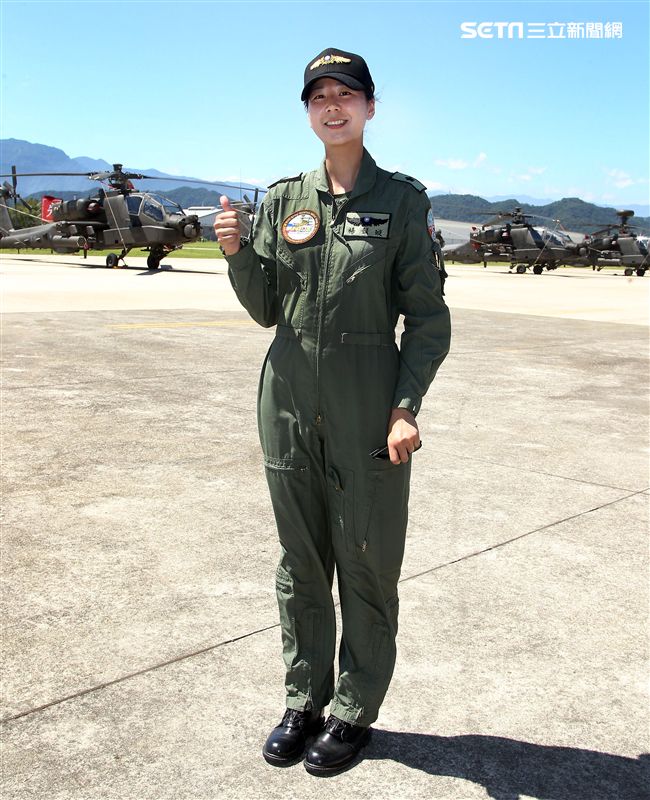 長相甜美陸軍少校楊韻璇是台灣首位、亞洲唯一的阿帕契女性飛行官。（記者邱榮吉/龍潭拍攝）