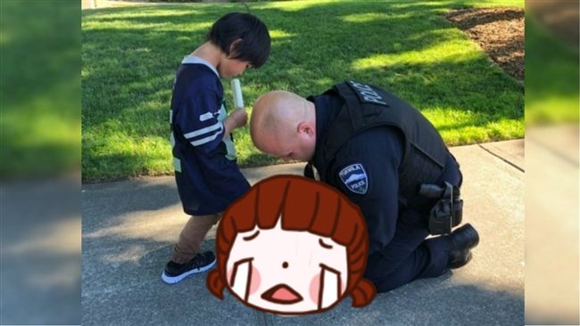 暖警「跪地」幫小男童…！令網友動容