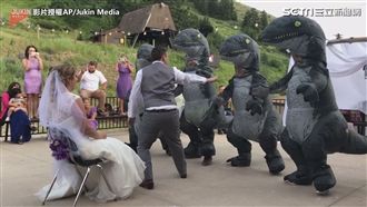 新郎大跳恐龍舞！驚喜婚禮逗樂新娘