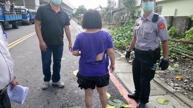 蔣月惠「衣爛、腳跛」　網：被圍毆？