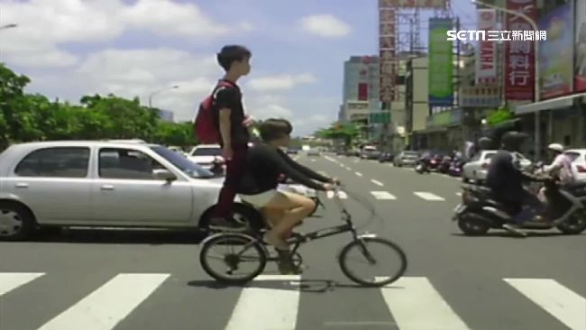 單車雙載挨罰　家長怒：警為何不勸導