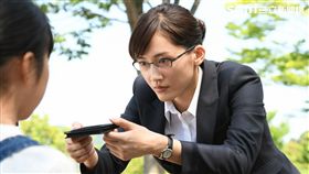 綾瀨遙與繼女初次見面就遞上名片。（圖／KKTV提供）