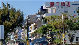 看好墾丁　屏東縣：每個月有20家民宿申請屏東縣政府觀光傳播處4日表示，近2年來，墾丁每個月仍有20家民宿申請設立，許多人仍看好墾丁。中央社記者郭芷瑄攝　107年7月4日