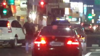 斧頭哥怒攔車　「最萌身高差」秒楞住