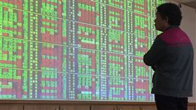 台股開高走低　跌52.55點（1）台北股市23日開高走低，收盤跌52.55點，為10886.18點，跌幅0.48%，成交金額新台幣1375.69億元。中央社記者董俊志攝　107年5月23日