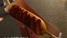 墾丁自從接連爆發「敲盤子」事件後，人氣雪崩式下跌，當地業者為了逆轉負面形象，開始強調標價公開。不過又有網友爆出，他到墾丁買熱狗時，店家標價沒公開，結果一根熱狗要價60元，他傻眼直呼「用金箔炸的？」（圖／翻攝自爆怨公社）