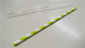 內用僅禁供一次性塑膠吸管　環保署日前預告4大公共場所內用禁供一次性塑膠吸管相關草案，讓民眾產生不少疑慮，不過其實像是紙吸管（下）、生物可分解材質吸管等，都不在禁止範圍內。圖上為玻璃吸管。中央社記者吳欣紜攝　107年6月13日