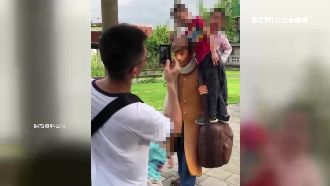 小孩狂爬幾米雕像　爸媽竟開心幫合照