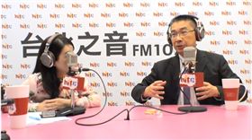 內政部長徐國勇18日上午接受廣播節目「蔻蔻早餐」專訪。（「蔻蔻早餐」直播截圖）
