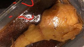  一名網友日前到自助餐夾了一隻超大雞腿，由於當時店內要打烊了，老闆只算他30元，沒想到他準備要吃時，發現雞腿竟是「薑」。不少網友看到後紛紛嘴角失守，搞笑地說「一定要吃光哦！」（圖／翻攝自爆廢公社）