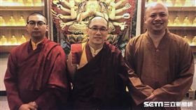 徐立信律師代表投訴人出面踢爆3名假和尚（記者楊忠翰攝）