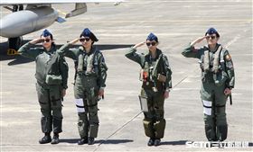 空軍三型主力戰機首批女飛官，IDF戰機女飛官范宜鈴、M2000-5幻象戰機蔣青樺、F16戰機蔣惠宇，還有正在訓練中F5戰機女飛官郭馨儀公開亮相。（記者邱榮吉/台東拍攝）