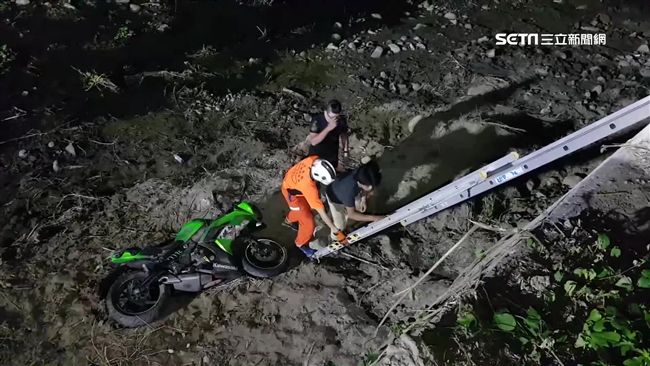 無照騎重機！17歲男轉摔下4米高橋