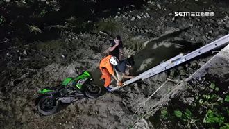無照騎重機！17歲男轉摔下4米高橋