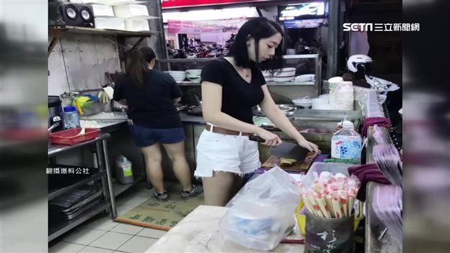 水餃店正妹性感切菜　網暴動：想吃！