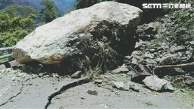 台東南橫公路在178公里處驚傳落石掉落，由於石頭實在太大顆，路面直接被「砸裂」，導致，造成道路中斷，人車無法通行。目前關山工務段正派員搶修中，民眾若行經該路段請繞道，確保行車安全。（圖／翻攝畫面）