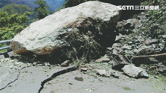 南橫公路驚傳落石　道路中斷搶修中