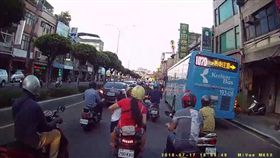 三重「三貼奇觀」　女童側坐母腿上
新北,三重,機車,三貼,安全帽,側坐,違規
翻攝自《爆料公社》