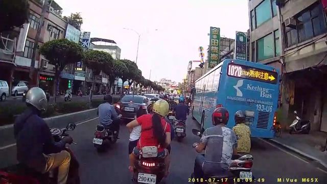 三貼奇觀！女童未戴安全帽…側掛懸空
