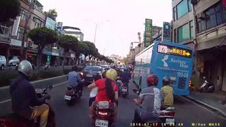 三貼奇觀！女童未戴安全帽…側掛懸空