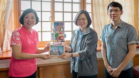 蔡英文總統18日造訪張藥房原址並與張藥房老闆張森文之遺孀彭秀春會面。（圖／總統府提供）