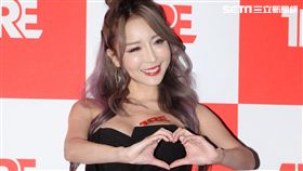 E奶辣模「情色教主」雪碧有傲人身材，個性大膽豪放是網友們的性幻想對象。（記者邱榮吉/攝影）