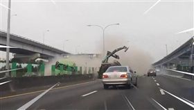 國道,挖土機,聯結車,怪手,飛天巨獸,台北市／翻攝臉書國道公路警察局
