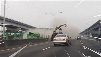 聯結車失控自撞護欄！飛天巨獸撲來