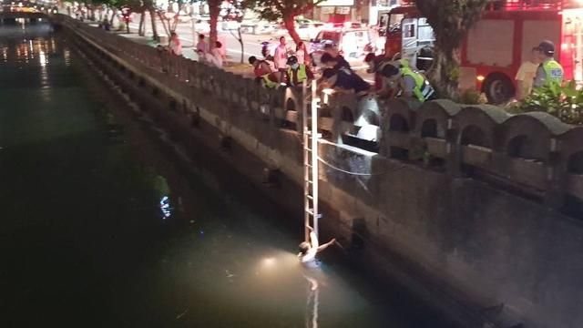 救命！男欲跳河輕生　中途反悔糗大了