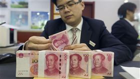 人行一日兩度喊話人民幣中美關稅戰在即，面對人民幣走貶，中國央行正、副行長罕見於3日一起向市場喊話。分析認為，從經驗看，在一個貶值週期裡，央行初次表態不意味著貶值馬上終止，子彈一般會再「飛一會兒」。（中新社提供）中央社記者陳家倫上海傳真　107年7月3日