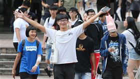 大學指考結束（2）107年度大學入學指定科目考試3日進行最後一天考試，下午考完最後一科後，學生高舉雙手開心步出考場。中央社記者謝佳璋攝　107年7月3日