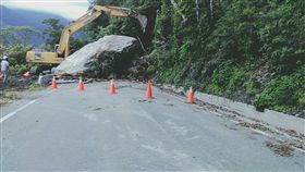 巨石阻斷台東南橫公路　重達281噸
台東,南橫公路,落石,巨石,公路總局,陳克劼,降雨
翻攝畫面