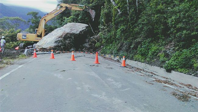 281噸巨石從天降！南橫公路遭阻斷