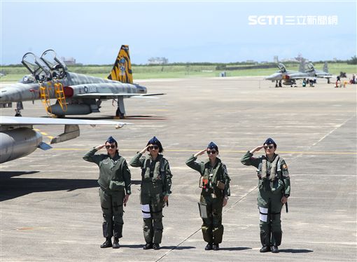 空軍三型主力戰機首批女飛官IDF戰機范宜鈴、M2000-5幻象戰機蔣青樺、F16戰機蔣惠宇，正在訓練