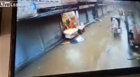 ▲男子觸電暈倒在地（圖／翻攝自Live Leak）