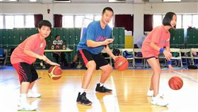 ▲東方介德擔任總教練，量身打造訓練課程，加強小球員的基本動作。（圖／主辦單位提供）