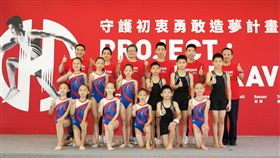 ▲華南銀行副董事長林知延（後方由左至右）、代言人林育信、董事長吳當傑、代言人李智凱、代言人黃克強、總經理鄭永春與世大運體操開幕表演的三民國小體操隊選手一同合照，象徵守護下一代初衷、勇敢造夢。（圖／華南金控提供）