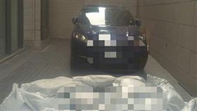 沙包擋車　圖／翻攝自爆怨公社臉書