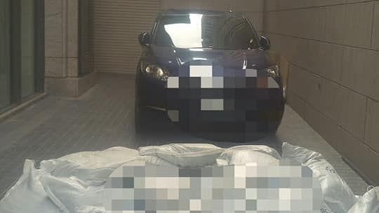 外車亂停　他搬沙包教訓…卻苦到自己