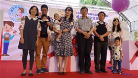 北市文山托育中心試辦定點臨托（2）台北市社會局10日上午在文山居家服務中心舉辦107母親節活動暨定點臨托政策開跑活動─媽媽的神隊友發表會，邀請知名部落客宅女小紅（左3）現身說法，分享當媽媽後的點點滴滴，還與台北市長柯文哲（右3）、社會局長許立民（右2）玩快問快答遊戲。中央社記者梁珮綺攝  107年5月10日