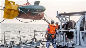 中共海軍首次舉行勇敢杯水雷戰考核中國海軍網報導稱，海軍首次舉行「勇敢杯」水雷戰競賽性考核，由各戰區海軍組成的轟炸機佈雷編組與獵掃雷艦反水雷作戰群，演練實戰條件下的水雷作戰。圖為佈放掃雷機具作業。（取自中國海軍網）中央社 107年6月17日