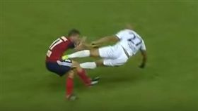 史上最髒清球？法後衛釘鞋飛踢對手腹
足球,歐冠,清球,釘鞋,飛踢,紅牌,Bryan Melisse
https://www.youtube.com/watch?time_continue=3&v=-gRKPwvL9iE