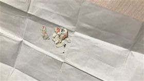 ▲男子在褲子口袋發現已成碎紙的彩券（圖／翻攝自澎湃新聞）