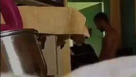 法國一名女獄警在牢房中替男囚犯口愛，影片被傳上網引起騷動。（圖／翻攝歐洲時報網）