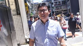 台北市長參選人姚文智視察萬華龍山寺青草街。 （圖／記者林敬旻攝）