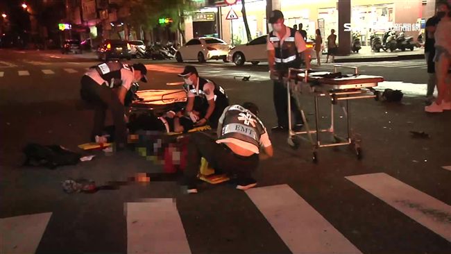 酒駕撞傷2人棄車逃逸　民眾合力逮人