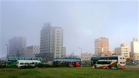 澎湖清晨出現一邊有霧一邊晴「東邊有霧、西邊晴」，澎湖馬公市區18日清晨出現罕見的天氣，緊臨海邊出現霧氣，接近市區則是陽光，一線之隔，令人稱奇。中央社　107年7月18日